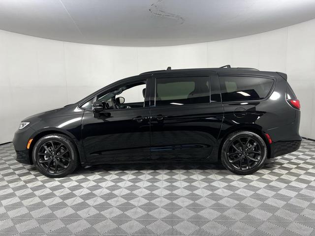 Photo of 2024 Diamond Black Crystal Pearlcoat Chrysler Pacifica