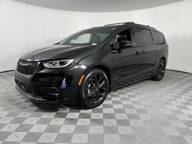 Photo of 2024 Diamond Black Crystal Pearlcoat Chrysler Pacifica