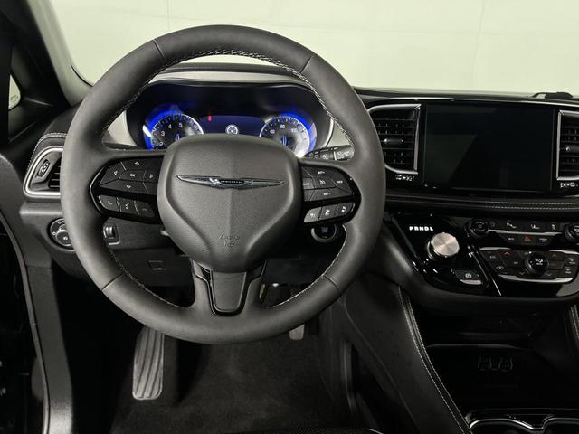 Photo of 2024 Diamond Black Crystal Pearlcoat Chrysler Pacifica