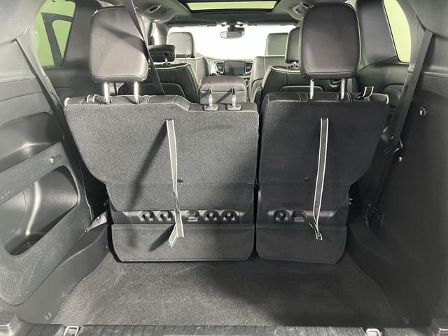 Photo of 2024 Diamond Black Crystal Pearlcoat Chrysler Pacifica