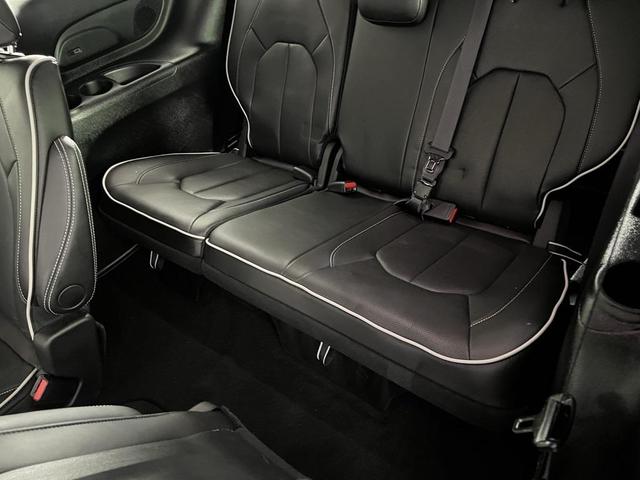 Photo of 2024 Diamond Black Crystal Pearlcoat Chrysler Pacifica
