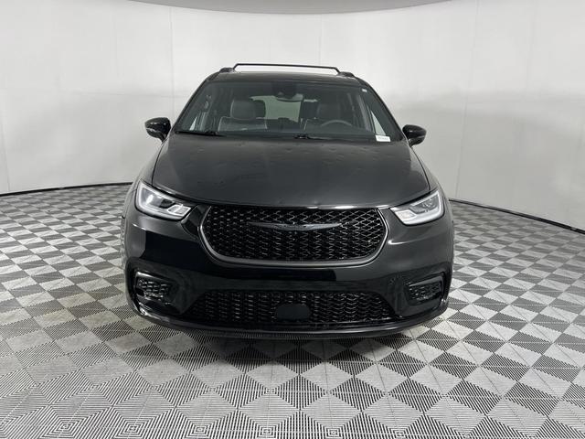 Photo of 2024 Diamond Black Crystal Pearlcoat Chrysler Pacifica