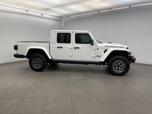 Photo of 2025 Bright White Clearcoat Jeep Gladiator