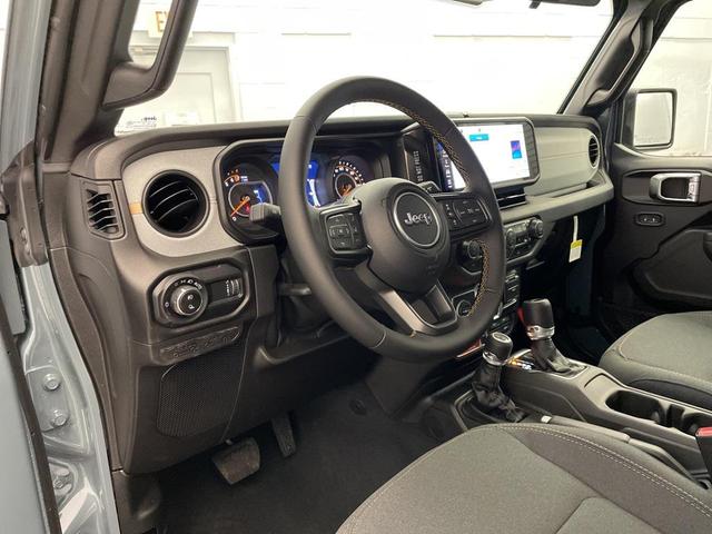 Photo of 2025 Anvil Clearcoat Jeep Gladiator