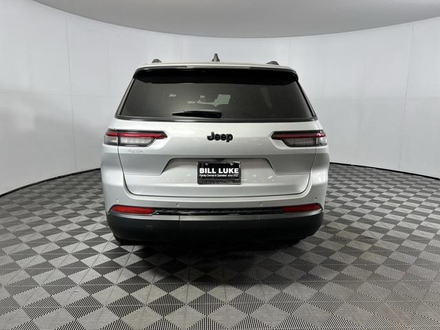 Photo of 2023 Silver Zynith Jeep Grand Cherokee L