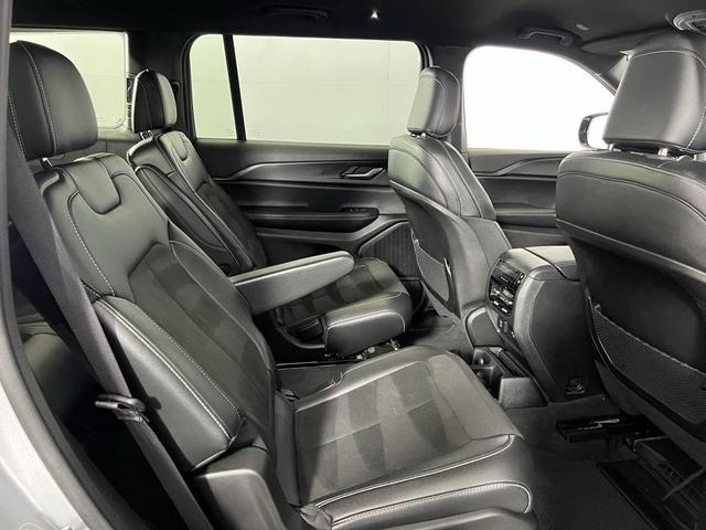 Photo of 2023 Silver Zynith Jeep Grand Cherokee L