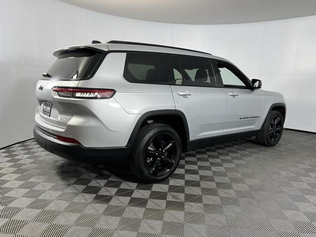 Photo of 2023 Silver Zynith Jeep Grand Cherokee L