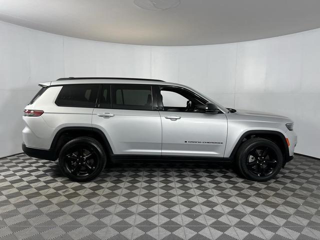 Photo of 2023 Silver Zynith Jeep Grand Cherokee L