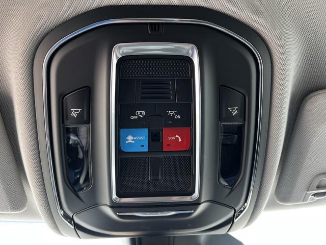 Photo of 2023 Bright White Clearcoat Jeep Grand Cherokee