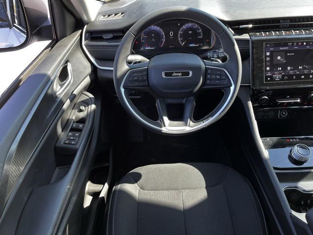 Photo of 2023 Bright White Clearcoat Jeep Grand Cherokee
