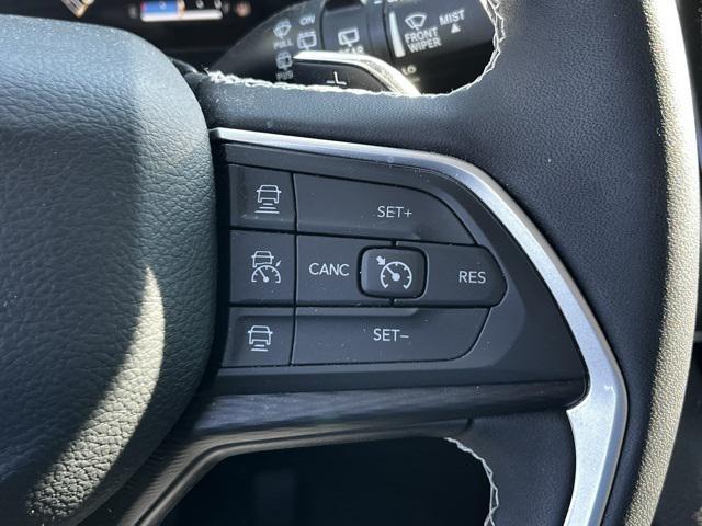 Photo of 2023 Bright White Clearcoat Jeep Grand Cherokee