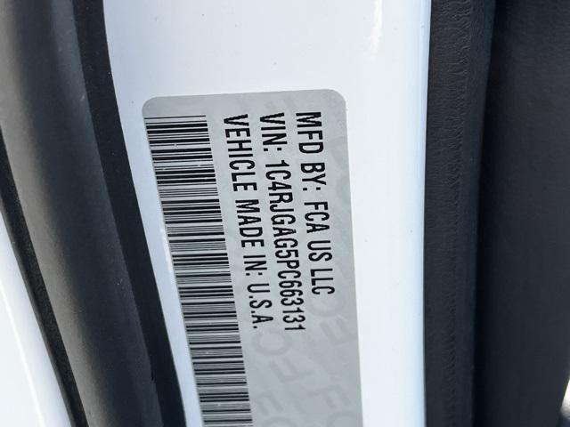 Photo of 2023 Bright White Clearcoat Jeep Grand Cherokee