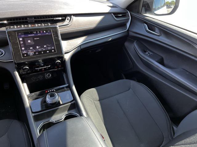 Photo of 2023 Bright White Clearcoat Jeep Grand Cherokee