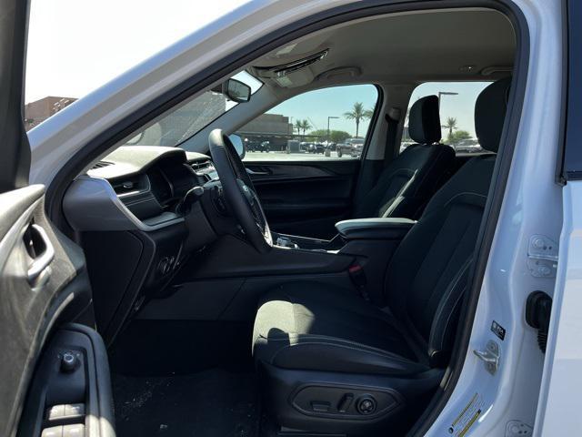 Photo of 2023 Bright White Clearcoat Jeep Grand Cherokee