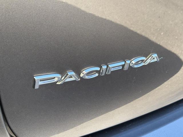 Photo of 2023 Granite Crystal Metallic Clearcoat Chrysler Pacifica