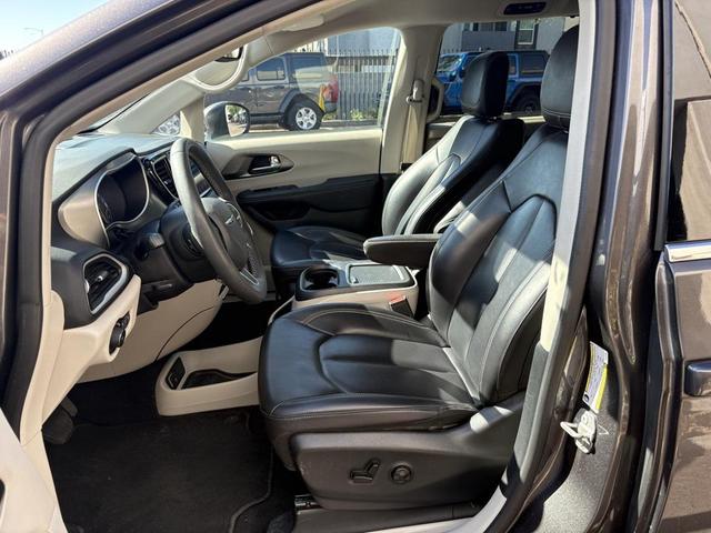 Photo of 2023 Granite Crystal Metallic Clearcoat Chrysler Pacifica
