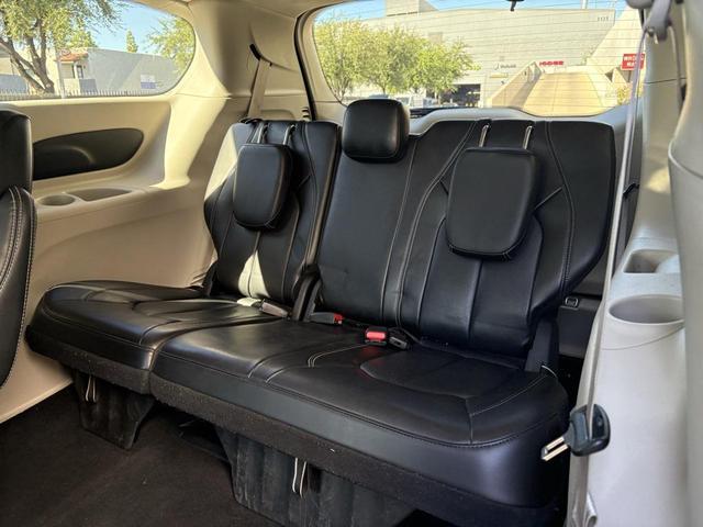 Photo of 2023 Granite Crystal Metallic Clearcoat Chrysler Pacifica
