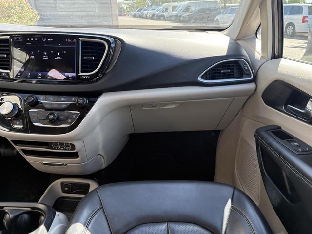 Photo of 2023 Granite Crystal Metallic Clearcoat Chrysler Pacifica