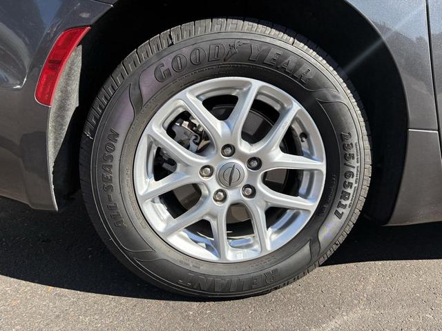 Photo of 2023 Granite Crystal Metallic Clearcoat Chrysler Pacifica