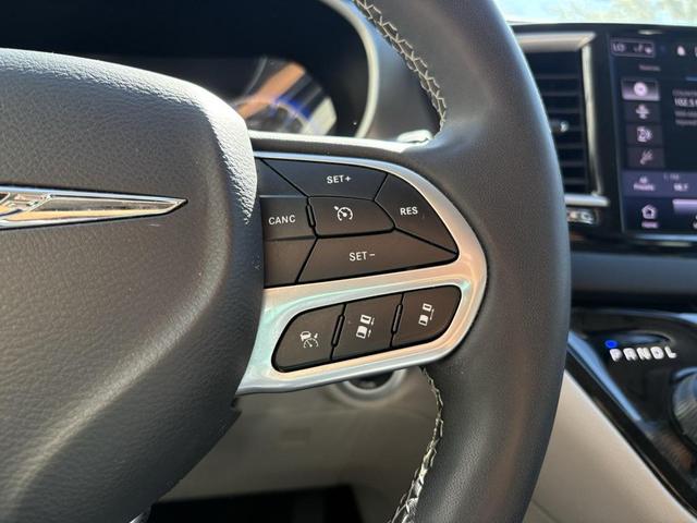 Photo of 2023 Granite Crystal Metallic Clearcoat Chrysler Pacifica