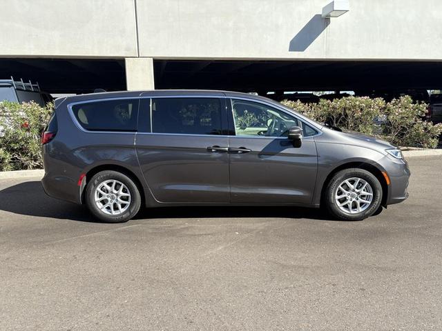 Photo of 2023 Granite Crystal Metallic Clearcoat Chrysler Pacifica