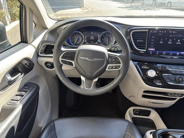 Photo of 2023 Granite Crystal Metallic Clearcoat Chrysler Pacifica
