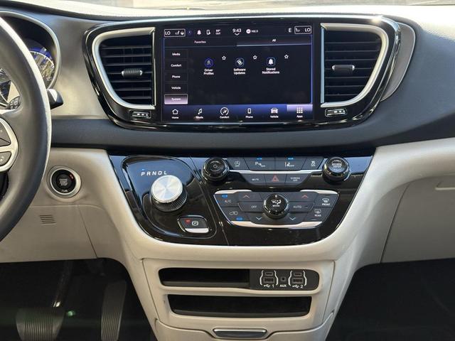 Photo of 2023 Granite Crystal Metallic Clearcoat Chrysler Pacifica