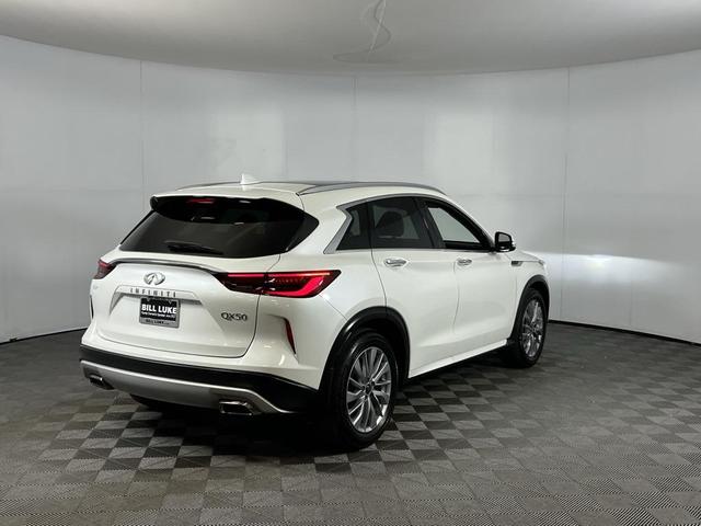 Photo of 2024 White INFINITI QX50