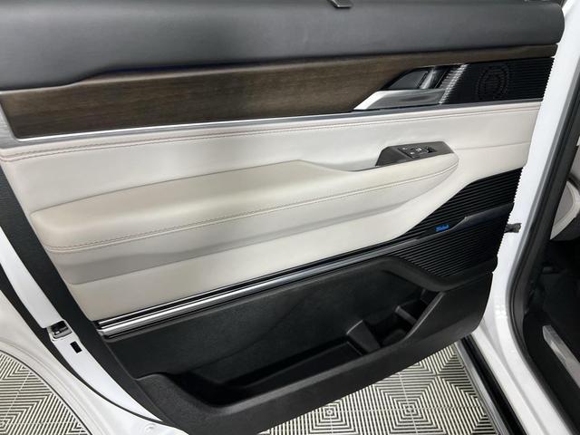 Photo of 2023 Bright White Clearcoat Jeep Grand Wagoneer