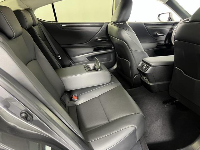 Photo of 2025 Cloudburst Gray Lexus ES 350