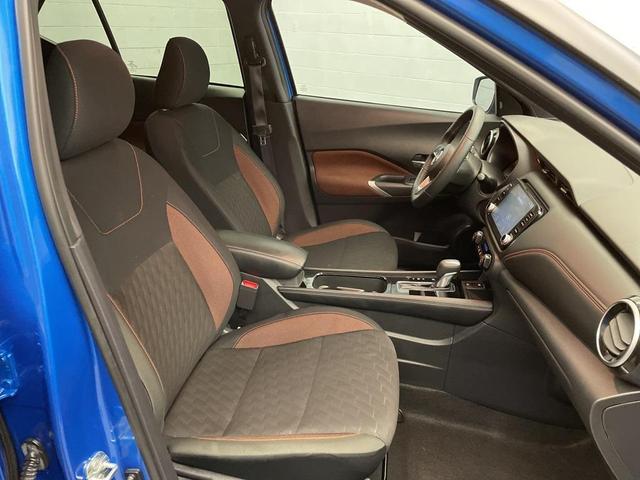 Photo of 2024 Electric Blue Metallic Nissan Kicks