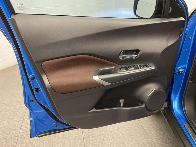 Photo of 2024 Electric Blue Metallic Nissan Kicks