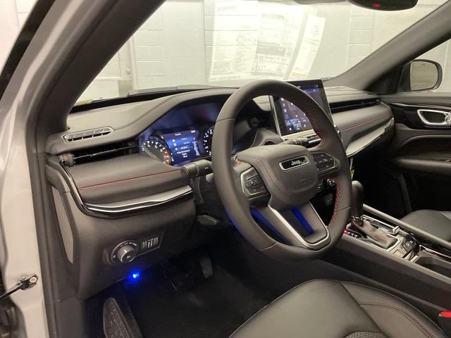 Photo of 2025 Silver Zynith Metallic Clearcoat Jeep Compass