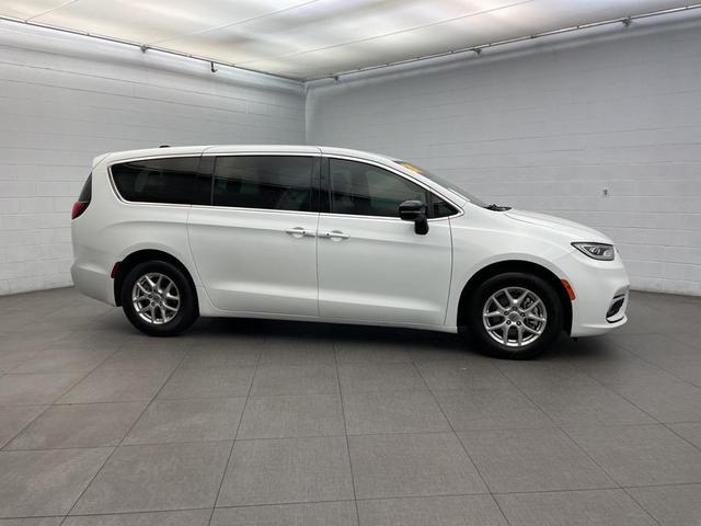 Photo of 2024 Bright White Clearcoat Chrysler Pacifica