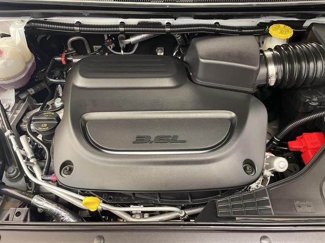 Photo of 2024 Bright White Clearcoat Chrysler Pacifica