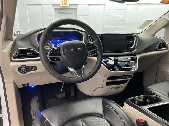 Photo of 2024 Bright White Clearcoat Chrysler Pacifica