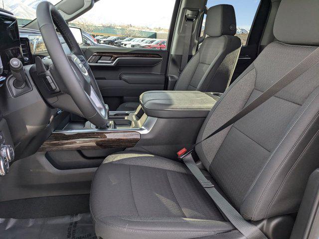 Photo of 2025 SUMMIT WHITE/JET BLACK GMC Sierra 1500