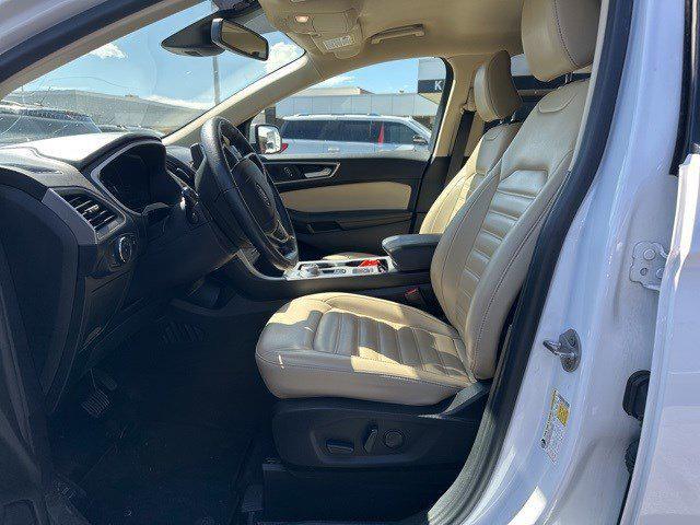 Photo of 2021 Oxford White Ford Edge