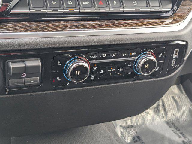 Photo of 2025 SUMMIT WHITE/JET BLACK GMC Sierra 1500