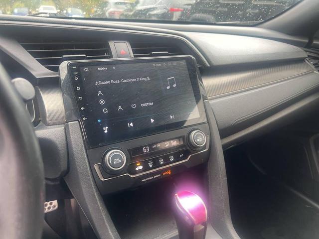Photo of 2018 White Honda Civic