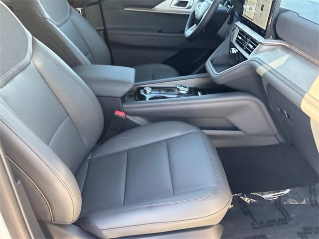 Photo of 2025 White Ford Explorer
