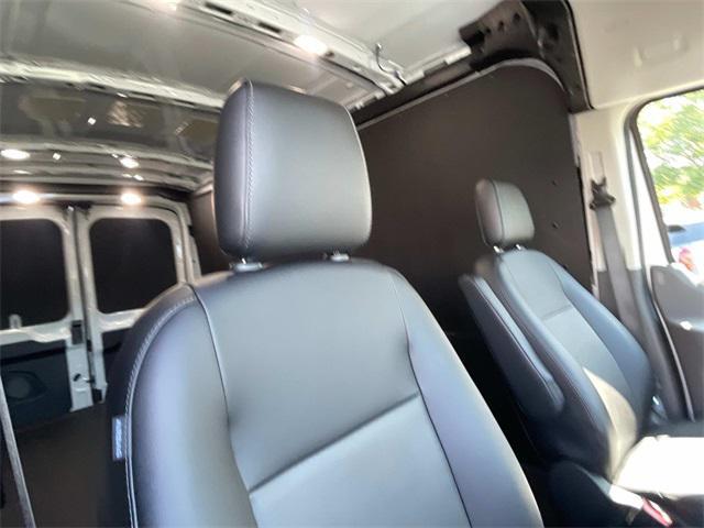 Photo of 2025 Oxford White Ford Transit-250