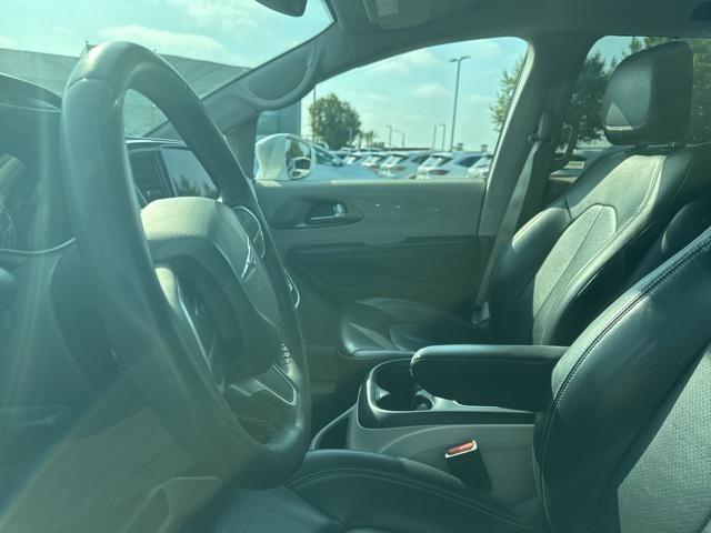 Photo of 2022 Bright White Clearcoat Chrysler Pacifica