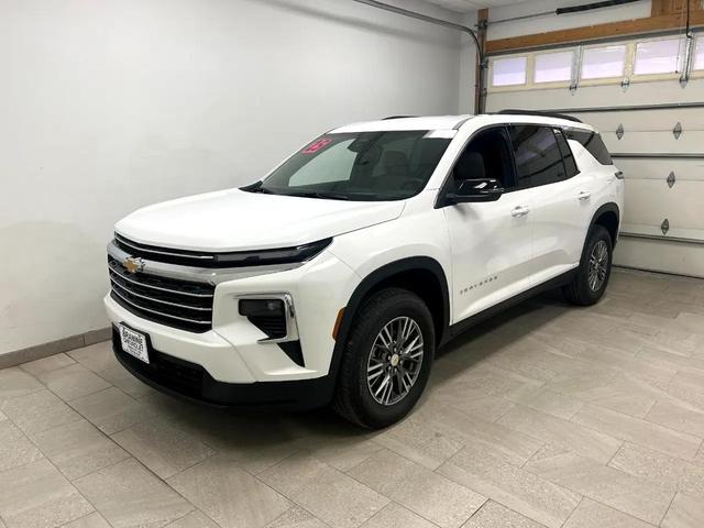 Photo of 2025 Summit White Chevrolet Traverse