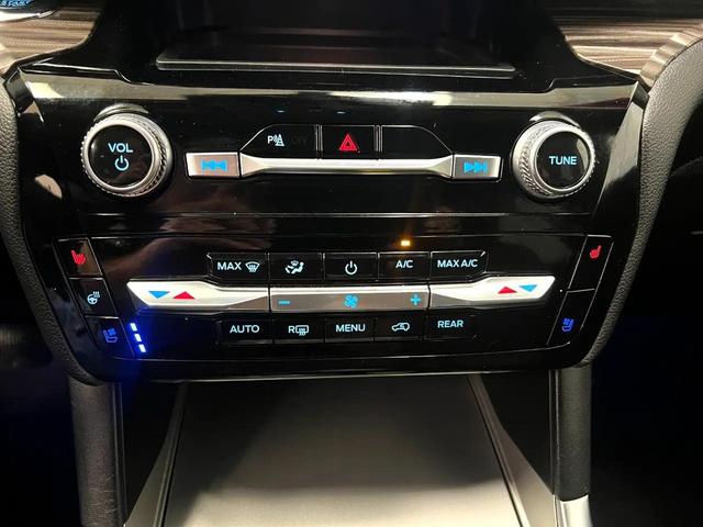 Photo of 2024 Carbonized Gray Metallic Ford Explorer