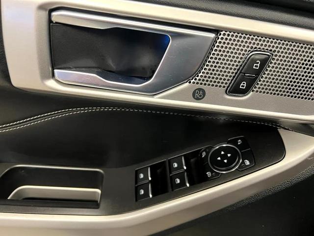 Photo of 2024 Carbonized Gray Metallic Ford Explorer
