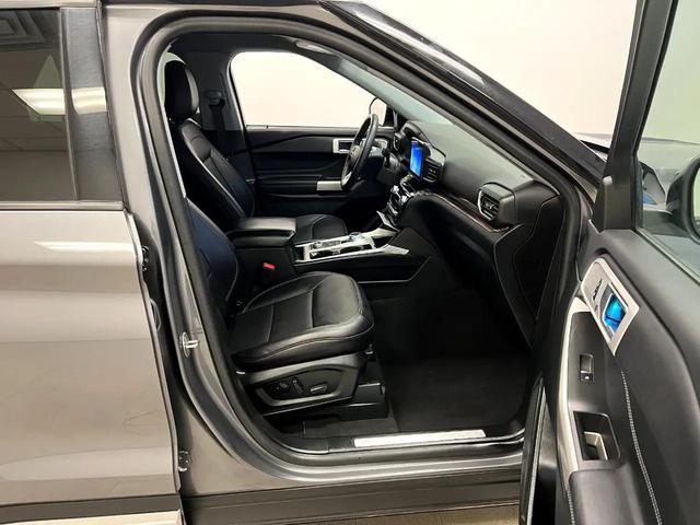 Photo of 2024 Carbonized Gray Metallic Ford Explorer