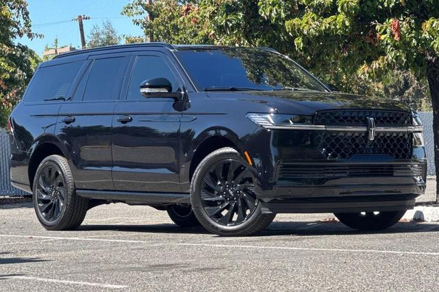 Photo of 2025 Infinite Black Metallic Clearcoat Lincoln Navigator
