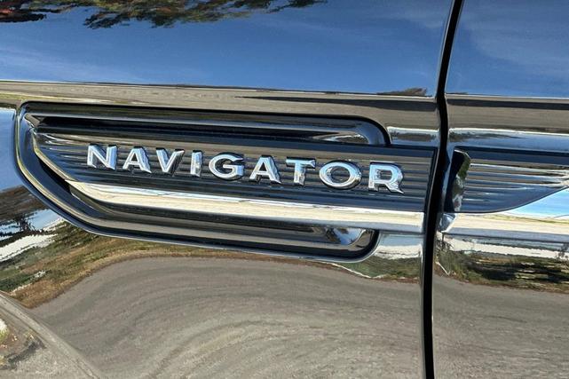 Photo of 2022 Infinite Black Metallic Clearcoat Lincoln Navigator