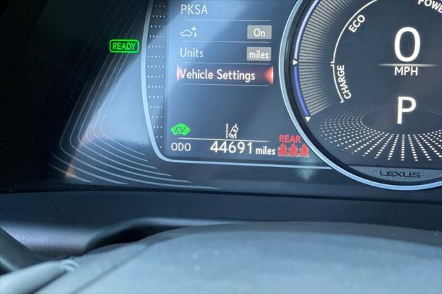 Photo of 2022 Cloudburst Gray Lexus ES 300h
